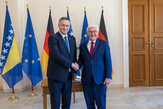 Berlin, Bundespräsident Frank-Walter Steinmeier trifft Präsidenten von Bosnien und Herzegowina Denis Becirovic Gespräch mit dem Präsidenten der Republik Bosnien und Herzegowina, Denis BeÄ‡iroviÄ‡ Deutschland, Berlin am 24. Juni 2026: Bundespräsident Frank-Walter Steinmeier empfängt im Schloss Bellevue das Staatsoberhaupt der Republik Bosnien und Herzegowina, Denis BeÄ‡iroviÄ‡. *** Meeting with Denis BeÄ‡iroviÄ‡, President of the Republic of Bosnia and Herzegovina Berlin, Germany, June 24, 2026 Federal President Frank Walter Steinmeier welcomes Denis BeÄ‡iroviÄ‡, Head of State of the Republic of Bosnia and Herzegovina, at Bellevue Palace,detected_source_language