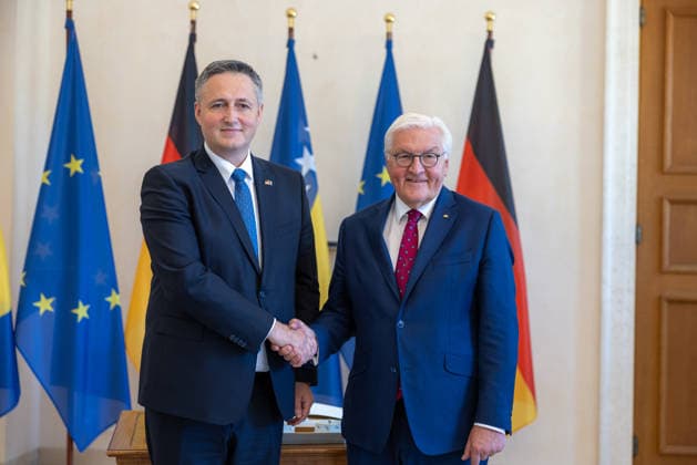 Berlin, Bundespräsident Frank-Walter Steinmeier trifft Präsidenten von Bosnien und Herzegowina Denis Becirovic Gespräch mit dem Präsidenten der Republik Bosnien und Herzegowina, Denis BeÄ‡iroviÄ‡ Deutschland, Berlin am 24. Juni 2026: Bundespräsident Frank-Walter Steinmeier empfängt im Schloss Bellevue das Staatsoberhaupt der Republik Bosnien und Herzegowina, Denis BeÄ‡iroviÄ‡. *** Meeting with Denis BeÄ‡iroviÄ‡, President of the Republic of Bosnia and Herzegovina Berlin, Germany, June 24, 2026 Federal President Frank Walter Steinmeier welcomes Denis BeÄ‡iroviÄ‡, Head of State of the Republic of Bosnia and Herzegovina, at Bellevue Palace,detected_source_language