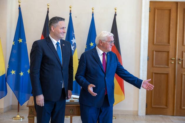 Berlin, Bundespräsident Frank-Walter Steinmeier trifft Präsidenten von Bosnien und Herzegowina Denis Becirovic Gespräch mit dem Präsidenten der Republik Bosnien und Herzegowina, Denis BeÄ‡iroviÄ‡ Deutschland, Berlin am 24. Juni 2026: Bundespräsident Frank-Walter Steinmeier empfängt im Schloss Bellevue (hinteren Eingang) das Staatsoberhaupt der Republik Bosnien und Herzegowina, Denis BeÄ‡iroviÄ‡. *** Meeting with the President of the Republic of Bosnia and Herzegovina, Denis BeÄ‡iroviÄ‡, in Berlin, Germany, on June 24, 2026. Federal President Frank Walter Steinmeier welcomes the head of state of the Republic of Bosnia and Herzegovina at the rear entrance of Bellevue Palace, Denis BeÄ‡iroviÄ‡,detected_source_language