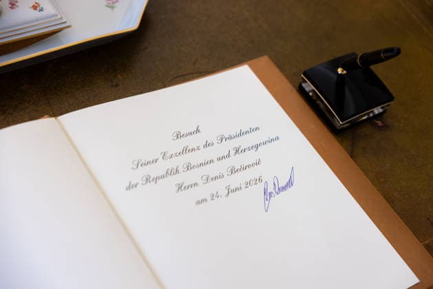 Berlin, Bundespräsident Frank-Walter Steinmeier trifft Präsidenten von Bosnien und Herzegowina Denis Becirovic Gespräch mit dem Präsidenten der Republik Bosnien und Herzegowina, Denis BeÄ‡iroviÄ‡ Deutschland, Berlin am 24. Juni 2026: Bundespräsident Frank-Walter Steinmeier empfängt im Schloss Bellevue das Staatsoberhaupt der Republik Bosnien und Herzegowina, Denis BeÄ‡iroviÄ‡. Im Bild ist die Unterschrift von Denis BeÄ‡iroviÄ‡ in das Gästebuch Besuch Seiner Exzellenz des Präsidenten der Republik Bosnien und Herzegowina Herrn Denis BeÄ‡iroviÄ‡ am 24. Juni 2026 *** Meeting with the President of the Republic of Bosnia and Herzegovina, Denis BeÄ‡iroviÄ‡ Berlin, Germany, June 24, 2026 Federal President Frank Walter Steinmeier welcomes the head of state of the Republic of Bosnia and Herzegovina, Denis BeÄ‡iroviÄ‡. Pictured is Denis BeÄ‡iroviÄ‡’