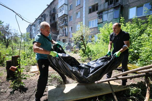 RUSSIA, GORLOVKA - JUNE 24, 2026: Men carry a dead body after a drone attack. Dmitry Yagodkin TASS  94215058