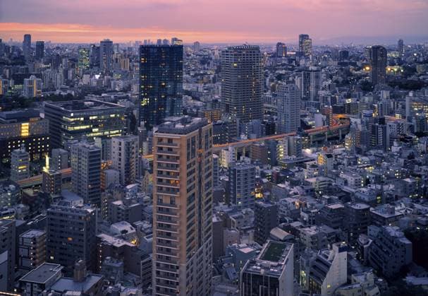 Tokio, Japan — 23. Oktober 2019: Die Wolkenkratzer von ARK Hills, gesehen von der Aussichtsplattform des Tokyo Tower am Abend. Stadt Minato. Tokio. Japan Tokyo, Japan - October 23, 2019: The skyscrapers of ARK Hills as seen from the Tokyo Tower observation deck at evening. Minato city. Tokyo. Japan Copyright: imageBROKER SergeyxPristyazhnyuk ibxiqx18024683.jpg