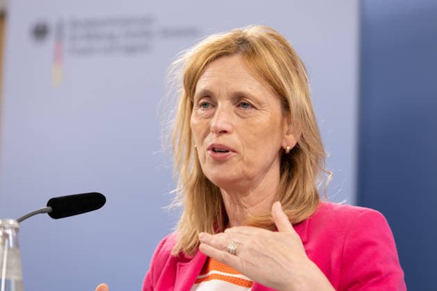 Uebergabe von Handlungsempfehlungen der Expertenkommission Kinder- und Jugendschutz in der digitalen Welt am Mittwoch (24.06.2026) an Bundesjugendministerin Karin Prien (CDU, Foto) in Berlin. 56 Empfehlungen auf 117 Seiten umfasst der Abschlussbericht der von Bundesfamilienministerin Karin Prien eingesetzten Expertenkommission Kinder- und Jugendschutz in der digitalen Welt . Ihre Vorschlaege richten sich nicht nur an Gesetzgeber und Verwaltung, sondern auch an Eltern, Bildungsinstitutionen und die digitalen Plattformen. (Siehe epd-Meldung vom 24.06.2026) EDITORIAL USE ONLY *** Presentation of recommendations by the Expert Commission on Child and Youth Protection in the Digital World to Federal Minister for Youth Karin Prien (CDU) on Wednes Copyright: epd-bild HansxScherhaufer epd-Digitale_Welt3-kopieren