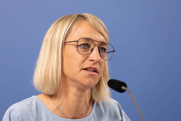 Uebergabe von Handlungsempfehlungen der Expertenkommission Kinder- und Jugendschutz in der digitalen Welt am Mittwoch (24.06.2026) an Bundesjugendministerin Karin Prien (CDU) in Berlin (Foto: Nadine Schoen (Schön), Vorsitzende der Kommission, ehemalige MdB, Jugend-, Bildungs- und Digitalpolitikerin) 56 Empfehlungen auf 117 Seiten umfasst der Abschlussbericht der von Bundesfamilienministerin Karin Prien eingesetzten Expertenkommission Kinder- und Jugendschutz in der digitalen Welt . Ihre Vorschlaege richten sich nicht nur an Gesetzgeber und Verwaltung, sondern auch an Eltern, Bildungsinstitutionen und die digitalen Plattformen. (Siehe epd-Meldung vom 24.06.2026) EDITORIAL USE ONLY *** Presentation of recommendations by the Expert Commissio Copyright: epd-bild HansxScherhaufer epd-Digitale_Welt4-kopieren