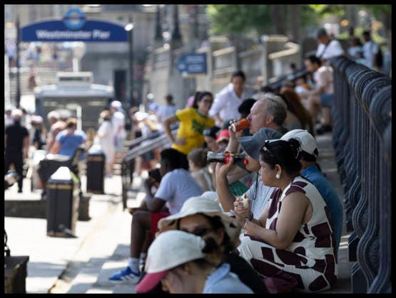 . 24 06 2026. London, United Kingdom. Visitors keep cool with cold drinks in the shade in London as a Red extreme heat warning is issued in the United Kingdom.  xStephenxLockx xi-Imagesx IIM-26851-0037