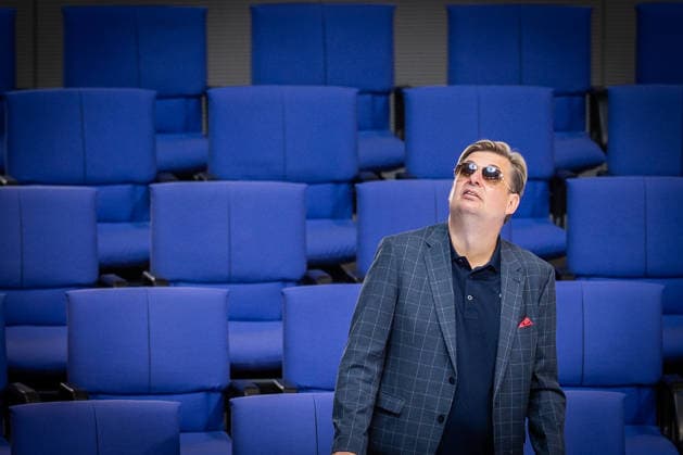 AfD-Abgeordeter Maximilian Krah mit Sonnenbrille im Deutschen Bundestag;85. Sitzung des Deutschen Bundestags - Befragung der Regierung (Bundeskanzler), Berlin Berlin Deutschland Deutscher Bundestag *** AfD Member of Parliament Maximilian Krah wearing sunglasses in the German Bundestag; 85th session of the German Bundestag; Question Time with the government; Chancellor, Berlin, Berlin, Germany, German Bundestag,detected_source_language