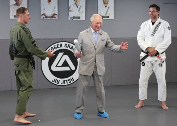 The King Hears How The Charity Reorg Uses Jiu Jitsu To Support Those Facing Physical, Mental And Social Challenges LONDON, ENGLAND - JUNE 24: King Charles III smiles as he receives a white belt from Roger Gracie (R) with founder of REORG Charity Sam Sheriff (L) during a visit to charity REORG at the Roger Gracie Brazilian Jiu Jitsu Academy on June 24, 2026 in London, England. REORG supports military personnel, veterans and emergency service workers through Brazilian Jiu Jitsu training in safe and supportive environments., Credit:Chris Jackson PA ROTA - B68 Avalon United Kingdom, England, London  Copyright: xChrisxJacksonx xPAxROTAx-xB68x xAvalonx 1112203182