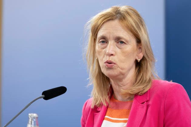 Uebergabe von Handlungsempfehlungen der Expertenkommission Kinder- und Jugendschutz in der digitalen Welt am Mittwoch (24.06.2026) an Bundesjugendministerin Karin Prien (CDU, Foto) in Berlin. 56 Empfehlungen auf 117 Seiten umfasst der Abschlussbericht der von Bundesfamilienministerin Karin Prien eingesetzten Expertenkommission Kinder- und Jugendschutz in der digitalen Welt . Ihre Vorschlaege richten sich nicht nur an Gesetzgeber und Verwaltung, sondern auch an Eltern, Bildungsinstitutionen und die digitalen Plattformen. (Siehe epd-Meldung vom 24.06.2026) EDITORIAL USE ONLY *** Presentation of recommendations by the Expert Commission on Child and Youth Protection in the Digital World to Federal Minister for Youth Karin Prien (CDU) on Wednes Copyright: epd-bild HansxScherhaufer HSM22215