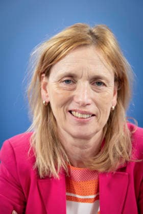 Uebergabe von Handlungsempfehlungen der Expertenkommission Kinder- und Jugendschutz in der digitalen Welt am Mittwoch (24.06.2026) an Bundesjugendministerin Karin Prien (CDU, Foto) in Berlin. 56 Empfehlungen auf 117 Seiten umfasst der Abschlussbericht der von Bundesfamilienministerin Karin Prien eingesetzten Expertenkommission Kinder- und Jugendschutz in der digitalen Welt . Ihre Vorschlaege richten sich nicht nur an Gesetzgeber und Verwaltung, sondern auch an Eltern, Bildungsinstitutionen und die digitalen Plattformen. (Siehe epd-Meldung vom 24.06.2026) EDITORIAL USE ONLY *** Presentation of recommendations by the Expert Commission on Child and Youth Protection in the Digital World to Federal Minister for Youth Karin Prien (CDU) on Wednes Copyright: epd-bild HansxScherhaufer HSR62433