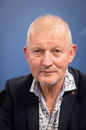 Uebergabe von Handlungsempfehlungen der Expertenkommission Kinder- und Jugendschutz in der digitalen Welt am Mittwoch (24.06.2026) an Bundesjugendministerin Karin Prien (CDU) in Berlin (Foto: Olaf Koeller (Köller), Vorsitzender der Kommission, Geschaeftsfuehrender Wissenschaftlicher Direktor des Leibniz-Institut fuer die Paedagogik der Naturwissenschaften und Mathematik) 56 Empfehlungen auf 117 Seiten umfasst der Abschlussbericht der von Bundesfamilienministerin Karin Prien eingesetzten Expertenkommission Kinder- und Jugendschutz in der digitalen Welt . Ihre Vorschlaege richten sich nicht nur an Gesetzgeber und Verwaltung, sondern auch an Eltern, Bildungsinstitutionen und die digitalen Plattformen. (Siehe epd-Meldung vom 24.06.2026) EDITO Copyright: epd-bild HansxScherhaufer HSR62418