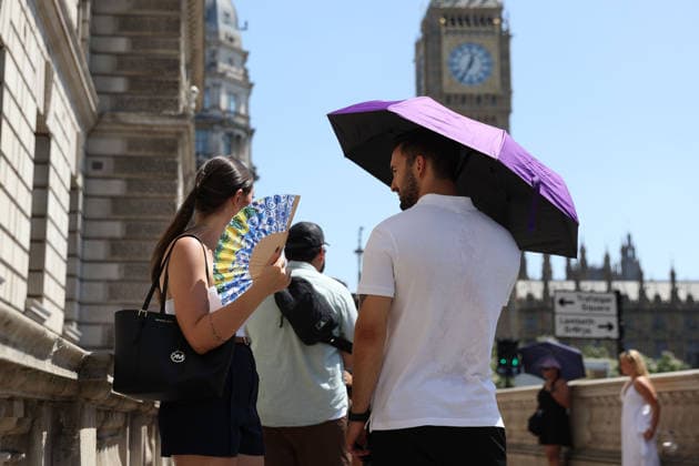 June 24, 2026, London, England, United Kingdom: Scenes in central London as the capital experiences exceptionally hot and humid weather. The Met Office has issued a red warning for extreme heat covering Greater London and parts of England and Wales, with temperatures expected to exceed 37 degrees Celsius and potentially reach 38 to 40 degrees Celsius in some areas. London United Kingdom - ZUMAa279 20260624_zsp_a279_019 Copyright: xZeynepxDemirxAslimx