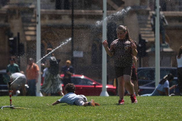 June 24, 2026, London, England, United Kingdom: Scenes in central London as the capital experiences exceptionally hot and humid weather. The Met Office has issued a red warning for extreme heat covering Greater London and parts of England and Wales, with temperatures expected to exceed 37 degrees Celsius and potentially reach 38 to 40 degrees Celsius in some areas. London United Kingdom  - ZUMAa279 20260624_zsp_a279_012 Copyright: xZeynepxDemirxAslimx