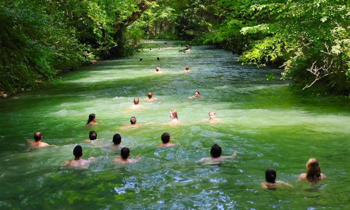 24.06.2026, Hitzewelle in Muenchen Stadt, im Bild: Erfrischen an der Eisbach im englischen Garten *** June 24, 2026, Heat wave in Munich; pictured: cooling off by the Eisbach in the English Garden