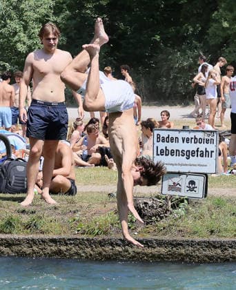24.06.2026, Hitzewelle in Muenchen Stadt, im Bild: Erfrischen an der Eisbach im englischen Garten *** June 24, 2026, Heat wave in Munich; pictured: cooling off at the Eisbach in the English Garden