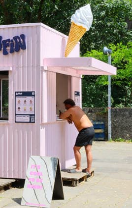 24.06.2026, Hitzewelle in Muenchen Stadt, im Bild: Eis essen an der Eisbach im englischen Garten *** June 24, 2026, Heat wave in Munich; pictured: people eating ice cream by the Eisbach in the English Garden