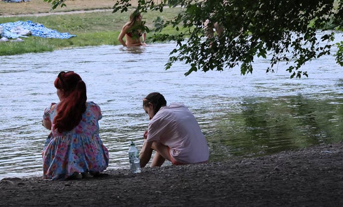 24.06.2026, Hitzewelle in Muenchen Stadt, im Bild: Erfrischen an der Eisbach im englischen Garten *** June 24, 2026, Heat wave in Munich; pictured: cooling off by the Eisbach in the English Garden