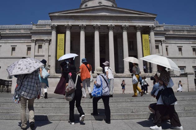 June 24, 2026, London, England, United Kingdom: People shelter under umbrellas from the scorching sun in Trafalgar Square as the Met Office issues an amber warning for extreme heat. London United Kingdom - ZUMAv130 20260624_zip_v130_018 Copyright: xVukxValcicx