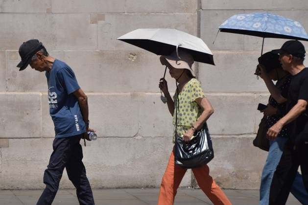 June 24, 2026, London, England, United Kingdom: People shelter under umbrellas from the scorching sun in Trafalgar Square as the Met Office issues an amber warning for extreme heat. London United Kingdom - ZUMAv130 20260624_zip_v130_019 Copyright: xVukxValcicx