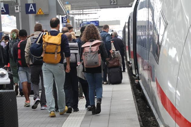 DB Bahn ICE München 23.06.2026 DB Bahn, ICE Zug im Bahnhof München mit Reisenden München City Bayern Deutschland *** DB Bahn ICE Munich June 23, 2026 DB Bahn, ICE train at Munich station with passengers Munich City, Bavaria, Germany