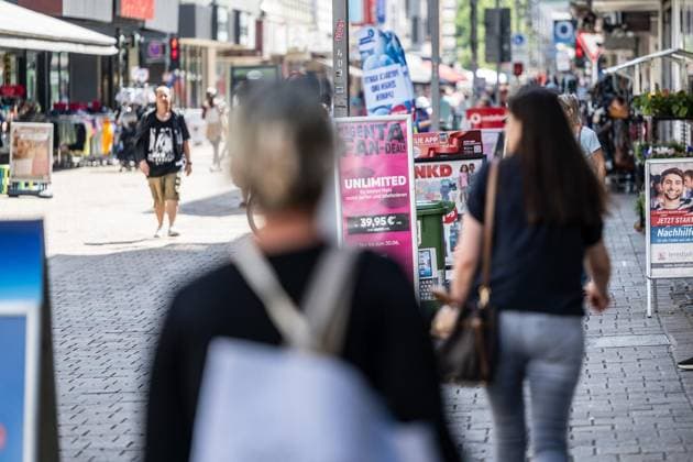 Marktstraße in Oberhausen ** NUR FÜR REDAKTIONELLE ZWECKE ** EDITORIAL USE ONLY **<p>Ein buntes Gemisch an Werbetafeln und -fahnen prägt am Mittwoch, 24.06.2026, das Erscheinungsbild der Marktstraße in Oberhausen. Deutschland NRW Oberhausen Copyright: MartinxMöller *** Marktstraße in Oberhausen ** FOR EDITORIAL USE ONLY ** EDITORIAL USE ONLY ** p A colorful mix of billboards and banners characterizes the appearance of Marktstraße in Oberhausen, Germany (North Rhine-Westphalia) on Wednesday, June 24, 2026. Copyright MartinxMöller Copyright: MartinxMöller doc86fg8j9w3fb1iq8gau21 ,EDITORIAL USE ONLY