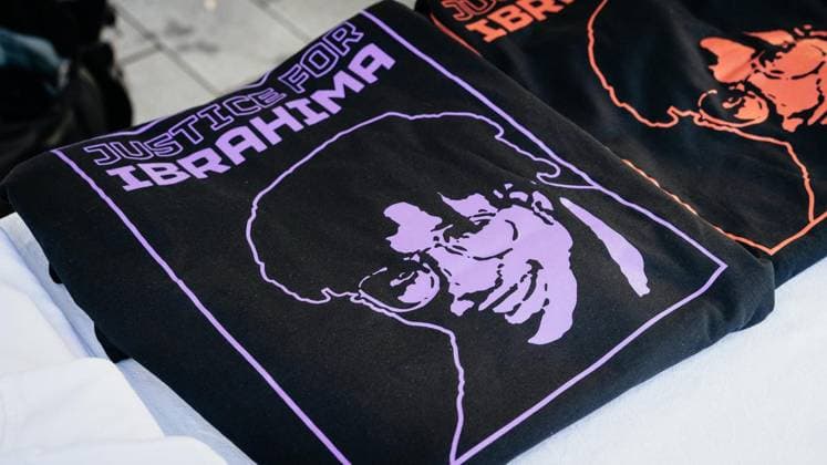 Fall Ibrahima Barry: Beginn Prozess gegen 9 Polizeibeamte 36 KLs 4 25 (Forts. 7.7.) + Mahnwache des Solidaritätskreises Justice for Ibrahima Barry ab 9 Uhr vor dem Gericht ** NUR FÜR REDAKTIONELLE ZWECKE ** EDITORIAL USE ONLY **<p>Fall Ibrahima Barry: Beginn Prozess gegen 9 Polizeibeamte 36 KLs 4 25 (Forts. 7.7.) + Mahnwache des Solidaritätskreises Justice for Ibrahima Barry ab 9 Uhr vor dem Gericht Copyright: ChristophxJendral *** Ibrahima Barry Case: Trial Begins Against 9 Police Officers, 36 Counts, 4, 25 Continued, 7, 7 Vigil by the Justice for Ibrahima Barry Solidarity Group Starting at 9 a.m. in Front of the Courthouse ** FOR EDITORIAL USE ONLY ** EDITORIAL USE ONLY ** p Ibrahima Barry Case: Trial Begins Against 9 Police Copyright: ChristophxJendral doc86fgcevpg5ugzy0ogtj ,EDITORIAL USE ONLY