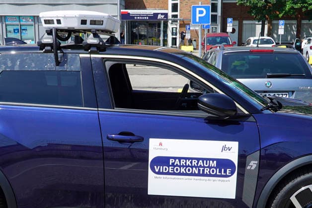 CNTV VIDEOPARKEN- Mit dem neuen PKW vom Landesbetrieb Verkehr (LBV), gibt es jetzt Parkraum Ueberwachung per Videofahrzeug es soll ab dem 7. Juli tausende von Autos gescannt und kontrolliert werden ob sie richtig oder flasch parken 24.06.2026 Hamburg Hightech gegen Parksuender Hamburg Deutschland *** CNTV VIDEO PARKING With the new vehicle from the State Transportation Agency (LBV), video-monitored parking enforcement is now available. Starting July 7, thousands of cars are set to be scanned and checked to see if they are parked correctly or illegally. June 24, 2026, Hamburg: High-tech measures against parking violators, Hamburg, Germany
