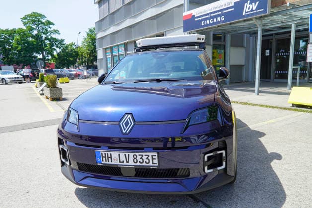 CNTV VIDEOPARKEN- Mit dem neuen PKW vom Landesbetrieb Verkehr (LBV), gibt es jetzt Parkraum Ueberwachung per Videofahrzeug es soll ab dem 7. Juli tausende von Autos gescannt und kontrolliert werden ob sie richtig oder flasch parken 24.06.2026 Hamburg Hightech gegen Parksuender Hamburg Deutschland *** CNTV VIDEO PARKING With the new vehicle from the State Transportation Agency (LBV), video-monitored parking enforcement is now available. Starting July 7, thousands of cars are set to be scanned and checked to see if they are parked correctly or illegally. June 24, 2026, Hamburg: High-tech measures against parking violators, Hamburg, Germany
