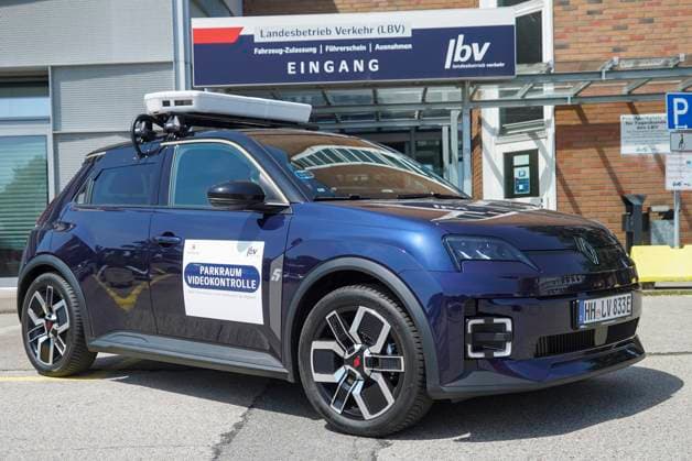 CNTV VIDEOPARKEN- Mit dem neuen PKW vom Landesbetrieb Verkehr (LBV), gibt es jetzt Parkraum Ueberwachung per Videofahrzeug es soll ab dem 7. Juli tausende von Autos gescannt und kontrolliert werden ob sie richtig oder flasch parken 24.06.2026 Hamburg Hightech gegen Parksuender Hamburg Deutschland *** CNTV VIDEO PARKING With the new vehicle from the State Transportation Agency (LBV), video-monitored parking enforcement is now available. Starting July 7, thousands of cars are set to be scanned and checked to see if they are parked correctly or illegally. June 24, 2026, Hamburg: High-tech measures against parking violators, Hamburg, Germany