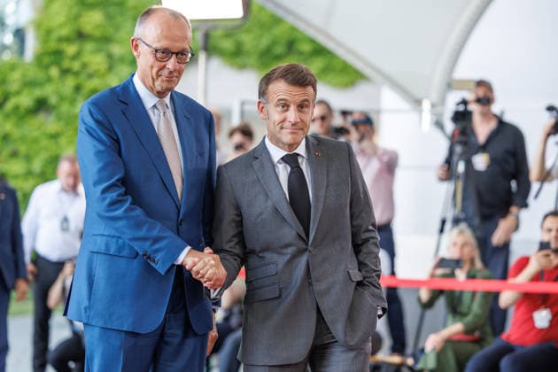 Treffen der Staats- und Regierungschefs der E5 und des NATO-Generalsekretärs mit Bundeskanzler Friedrich Merz (CDU), im Bundeskanzleramt in Berlin am 24.6. 2026. Friedrich Merz begruesst den Staatspräsident der Französischen Republik Emmanuel Macron. Berlin Berlin Deutschland Kanzleramt *** Meeting of the heads of state and government of the E5 and the NATO Secretary General with German Chancellor Friedrich Merz (CDU) at the Federal Chancellery in Berlin on June 24, 2026. Friedrich Merz welcomes the President of the French Republic, Emmanuel Macron. Berlin, Germany, Federal Chancellery
