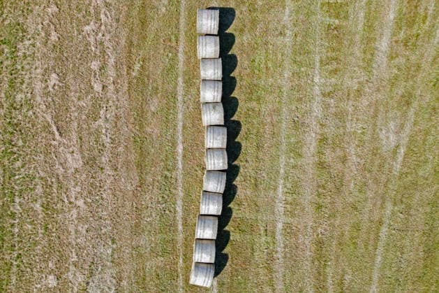 Heuernte im Siegerland. Gepresste Heuballen liegen auf einer gemaehten (gemähten) Wiese. Sommer im Siegerland am 24.06.2026 in Siegen Deutschland. *** Hay Harvest in the Siegerland Region: Compressed hay bales lie on a mowed meadow in the Siegerland region on June 24, 2026, in Siegen, Germany