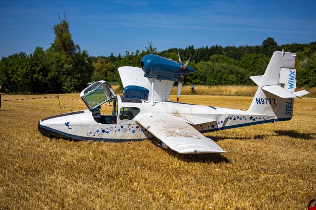 Notlandung eines Wasserflugzeuges In Egelsbach kam es am Mittwochnachmittag, dem 24.06.2026 zu einer Notlandung eines Wasserflugzeuges. Das Flugzeug startete kurze zuvor auf dem Flugplatz Frankfurt-Egelsbach und musste ca 3 Kilometer Luftlinie nach dem Flugplatz die Notlandung in einem Feld einleiten. Zwei Personen an Bord des Flugzeuges wurden bei dem Vorfall leicht verletzt. Da es anfangs nur wenige Informationen über die Art der Notlandung gab war ein Großaufgebot an Rettungskräften im Einsatz Egelsbach Hessen Deutschland *** Emergency Landing of a Seaplane On Wednesday afternoon in Egelsbach, June 24, 2026, a seaplane made an emergency landing. The aircraft had taken off shortly before from the Frankfurt-Egelsbach airfield and was f