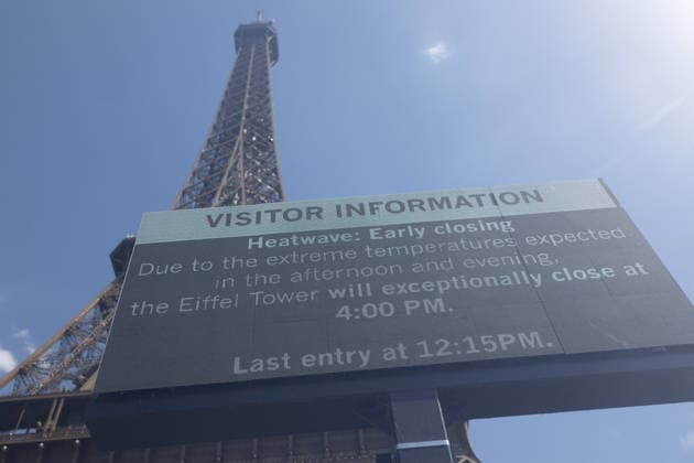 The Eiffel Tower closes due to extreme temperatures - Paris A view of an information board in front of the Eiffel Tower announcing its closure from 4pm due to extreme temperatures, in Paris on June 24, 2026. As an intense heatwave sweeps across the country. Photo by Raphael Lafargue ABACAPRESS.COM Paris France  Copyright: xLafarguexRaphael ABACAx