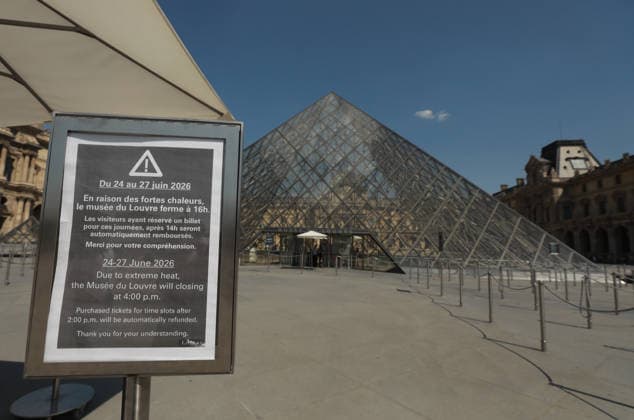 Heatwave in Paris PARIS, FRANCE - JUNE 24: An announcement of the Louvre Museum s (Musee du Louvre) early closure due to a heat wave is shown as the Louvre Museum is seen in the background in Paris, France, on June 24, 2026. Mohamad Salaheldin Abdelghani Alsayed Anadolu Paris France. Editorial use only. Please get in touch for any other usage.  Copyright: x2026xAnadoluxMohamadxSalaheldinxAbdelghanixAlsayedx