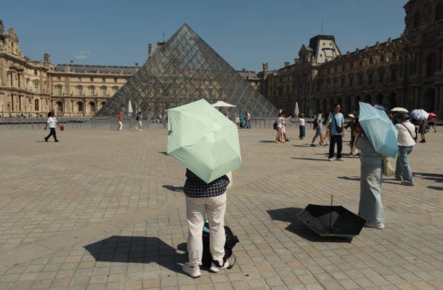 Heatwave in Paris PARIS, FRANCE - JUNE 24: Visitors use umbrellas to shield themselves from the sun during a heatwave as the Louvre Museum is seen in the background in Paris, France, on June 24, 2026. Mohamad Salaheldin Abdelghani Alsayed Anadolu Paris France. Editorial use only. Please get in touch for any other usage.  Copyright: x2026xAnadoluxMohamadxSalaheldinxAbdelghanixAlsayedx