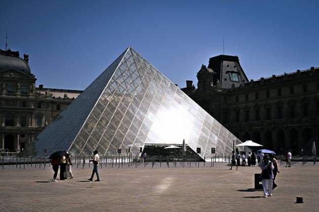 Hottest day of the June heatwave in Paris - Louvre FA Tourists walk around at the Louvre in Paris as the heatwave peaks, with temperatures reportedly over 41 degrees on June 24, 2026. Photo by Firas Abdullah ABACAPRESS.COM Paris Ile-de-France France  Copyright: xAbdullahxFiras ABACAx