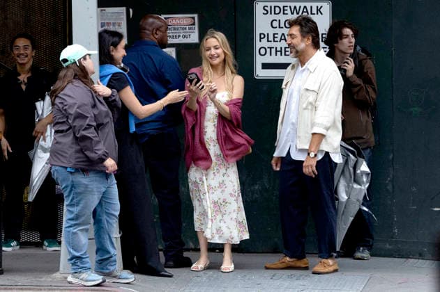 Kate Hudson und Javier Bardem bei den Dreharbeitem zum Kinofilm Hello & Paris in Downtown Manhattan. New York, 23.06.2026 *** Kate Hudson and Javier Bardem on the set of the movie *Hello Paris* in Downtown Manhattan, New York, June 23, 2026 Foto:xJ.xShorex xFuturexImagex hello_6619