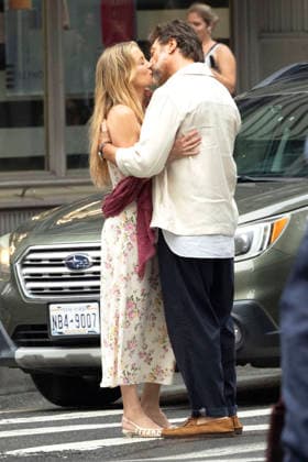 Kate Hudson und Javier Bardem bei den Dreharbeitem zum Kinofilm Hello & Paris in Downtown Manhattan. New York, 23.06.2026 *** Kate Hudson and Javier Bardem on the set of the movie *Hello Paris* in Downtown Manhattan, New York, June 23, 2026 Foto:xJ.xShorex xFuturexImagex hello_6634