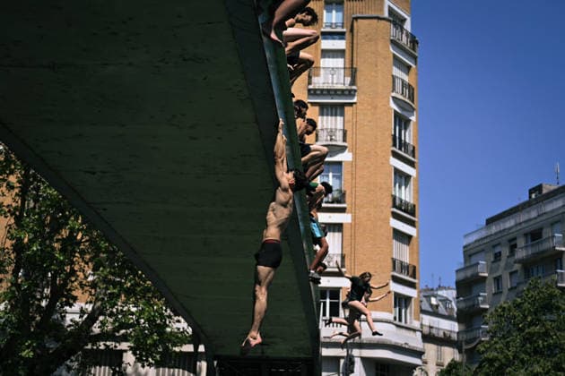 Hottest day of the June heatwave in Paris FA People swim to cool off in the Canal Saint-Martin in Paris as the heatwave peaks, with temperatures reportedly over 41 degrees on June 24, 2026. Photo by Firas Abdullah ABACAPRESS.COM Paris Ile-de-France France  Copyright: xAbdullahxFiras ABACAx