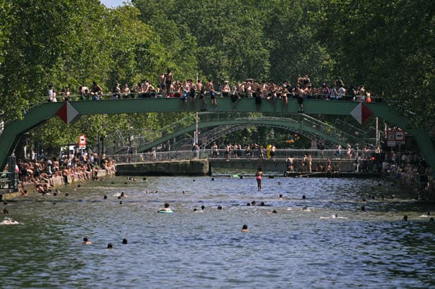 Hottest day of the June heatwave in Paris FA People swim to cool off in the Canal Saint-Martin in Paris as the heatwave peaks, with temperatures reportedly over 41 degrees on June 24, 2026. Photo by Firas Abdullah ABACAPRESS.COM Paris Ile-de-France France  Copyright: xAbdullahxFiras ABACAx