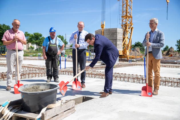Nicolas Gibert-Morin (Europäische Kommission) war aus Brüssel in Greifswald zu Gast und beteiligte sich aktiv an der Grundsteinlegung. Rechts neben ihm Oberbürgermeister Dr. Stefan Fassbinder, links der Baudezernent Achim Lerm GER, Grundsteinlegung, Inklusives Schulzentrum Am Ellernholzteich, Greifswald, Schule, Hochbau, Schulbau, Neubau, Zeitkapsel *** Nicolas Gibert Morin of the European Commission traveled from Brussels to Greifswald and actively participated in the cornerstone-laying ceremony. To his right is Mayor Dr. Stefan Fassbinder; to his left is Achim Lerm, head of the building department. GER, cornerstone-laying ceremony, Inclusive School Center Am Ellernholzteich, Greifswald, school, building construction, school constru