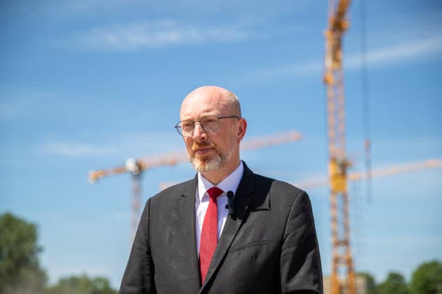 Minister für Inneres und Bau Christian Pegel beim Interview am Schulzentrum GER, Grundsteinlegung, Inklusives Schulzentrum Am Ellernholzteich, Greifswald, Schule, Hochbau, Schulbau, Neubau, Zeitkapsel *** Christian Pegel, Minister of the Interior and Construction, during an interview at the GER School Center; groundbreaking ceremony; Inclusive School Center Am Ellernholzteich, Greifswald; school; building construction; school construction; new construction; time capsule