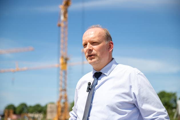 Bausenator Achim Lerm beim Interview am Schulzentrum GER, Grundsteinlegung, Inklusives Schulzentrum Am Ellernholzteich, Greifswald, Schule, Hochbau, Schulbau, Neubau, Zeitkapsel *** Senator for Construction Achim Lerm during an interview at the GER School Center, groundbreaking ceremony, Inclusive School Center Am Ellernholzteich, Greifswald, school, building construction, school construction, new construction, time capsule