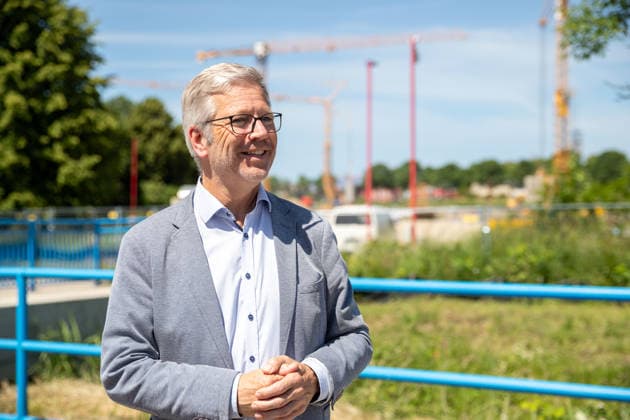 Dr. Stefan Fassbinder (Oberbürgermeister der Universitäts- und Hansestadt Greifswald) vor dem Schulzentrum Am Ellernholzteich GER, Grundsteinlegung, Inklusives Schulzentrum Am Ellernholzteich, Greifswald, Schule, Hochbau, Schulbau, Neubau, Zeitkapsel *** Dr. Stefan Fassbinder, Mayor of the University and Hanseatic City of Greifswald, in front of the Am Ellernholzteich School Complex (GER); groundbreaking ceremony; Inclusive School Complex Am Ellernholzteich, Greifswald; school; building construction; school construction; new construction; time capsule