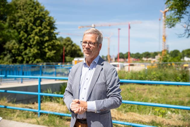 Dr. Stefan Fassbinder (Oberbürgermeister der Universitäts- und Hansestadt Greifswald) vor dem Schulzentrum Am Ellernholzteich GER, Grundsteinlegung, Inklusives Schulzentrum Am Ellernholzteich, Greifswald, Schule, Hochbau, Schulbau, Neubau, Zeitkapsel *** Dr. Stefan Fassbinder, Mayor of the University and Hanseatic City of Greifswald, in front of the Am Ellernholzteich School Complex (GER); groundbreaking ceremony; Inclusive School Complex Am Ellernholzteich, Greifswald; school; building construction; school construction; new construction; time capsule