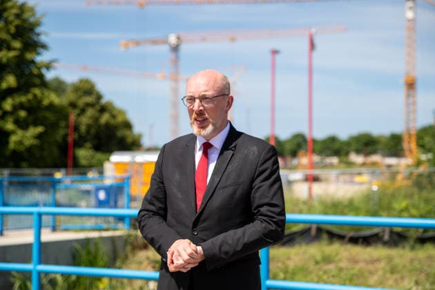 Christian Pegel (Minister für Inneres und Bau) vor dem Schulzentrum Am Ellernholzteich GER, Grundsteinlegung, Inklusives Schulzentrum Am Ellernholzteich, Greifswald, Schule, Hochbau, Schulbau, Neubau, Zeitkapsel *** Christian Pegel, Minister of the Interior and Construction, in front of the Am Ellernholzteich School Complex in GER; groundbreaking ceremony; Inclusive Am Ellernholzteich School Complex; Greifswald; school; building construction; school construction; new construction; time capsule