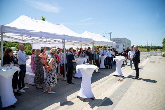 Zahlreiche Gäste aus Politik, Verwaltung und Förderinstitutionen wurden zur feierlichen Grundsteinlegung empfangen. GER, Grundsteinlegung, Inklusives Schulzentrum Am Ellernholzteich, Greifswald, Schule, Hochbau, Schulbau, Neubau, Zeitkapsel *** Numerous guests from the worlds of politics, public administration, and funding organizations were welcomed to the ceremonial laying of the cornerstone GER, cornerstone laying, Inclusive School Center Am Ellernholzteich, Greifswald, school, building construction, school construction, new construction, time capsule