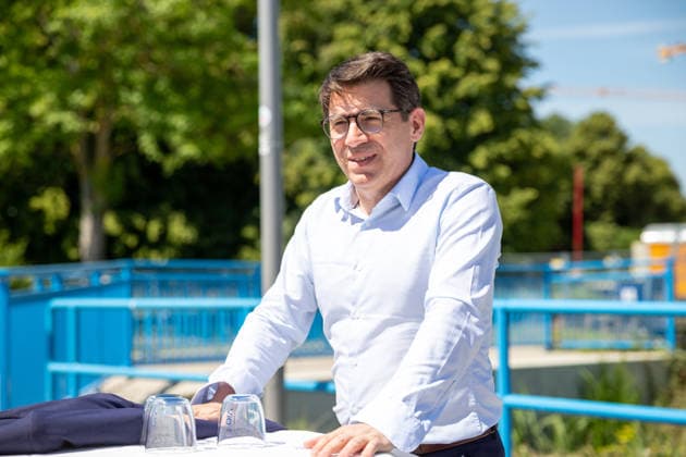 Nicolas Gibert-Morin (Europäische Kommission) war aus Brüssel in Greifswald zu Gast GER, Grundsteinlegung, Inklusives Schulzentrum Am Ellernholzteich, Greifswald, Schule, Hochbau, Schulbau, Neubau, Zeitkapsel *** Nicolas Gibert Morin of the European Commission visited Greifswald from Brussels; GER, groundbreaking ceremony, Inclusive School Center at Ellernholzteich, Greifswald, school, building construction, school construction, new construction, time capsule