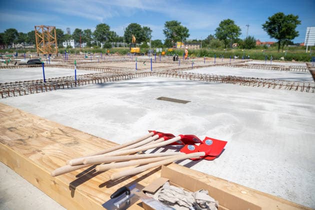 Schaufeln und Loch für die Grundsteinlegung am Schulzentrum GER, Grundsteinlegung, Inklusives Schulzentrum Am Ellernholzteich, Greifswald, Schule, Hochbau, Schulbau, Neubau, Zeitkapsel *** Shovels and a hole for the cornerstone laying ceremony at the GER School Center, cornerstone laying ceremony, Inclusive School Center Am Ellernholzteich, Greifswald, school, building construction, school construction, new construction, time capsule