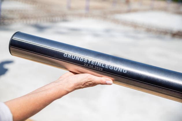 Die Zeitkapsel für die Grundsteinlegung am Schulzentrum GER, Grundsteinlegung, Inklusives Schulzentrum Am Ellernholzteich, Greifswald, Schule, Hochbau, Schulbau, Neubau, Zeitkapsel *** The time capsule for the groundbreaking ceremony at the GER School Center, groundbreaking ceremony, Inclusive School Center Am Ellernholzteich, Greifswald, school, building construction, school construction, new construction, time capsule
