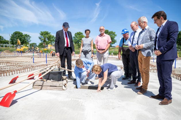 Carola Felkl (Stadt) und Antje Wziontek-Franz (Leiterin der Hanse-Kinder) durften die Zeitkapsel in das Loch legen GER, Grundsteinlegung, Inklusives Schulzentrum Am Ellernholzteich, Greifswald, Schule, Hochbau, Schulbau, Neubau, Zeitkapsel *** Carola Felkl Stadt and Antje Wziontek Franz, Director of Hanse; children were allowed to place the time capsule in the hole; GER, groundbreaking ceremony, Inclusive School Center Am Ellernholzteich, Greifswald, school, building construction, school construction, new construction, time capsule